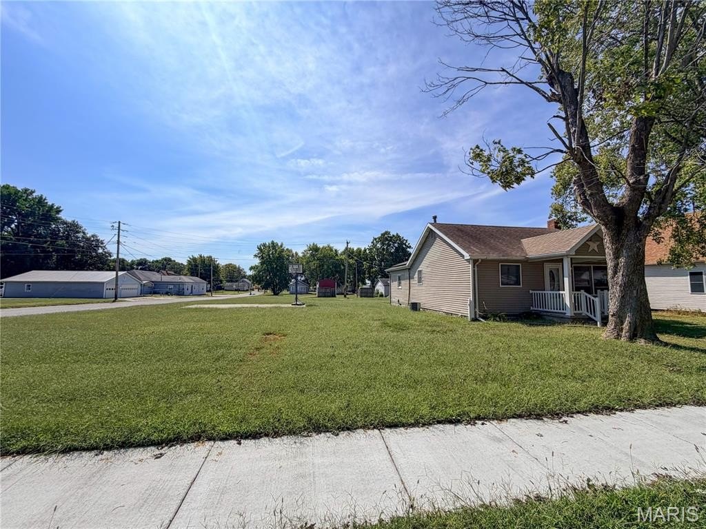 Hillsboro house under 150K Illinois