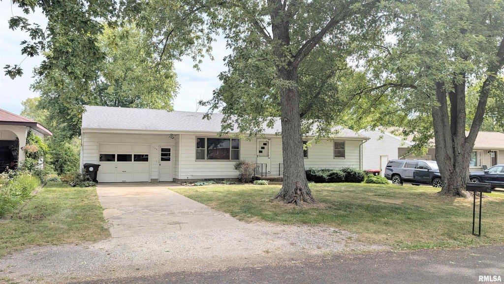 under 150000 home budget Mackinaw Illinois