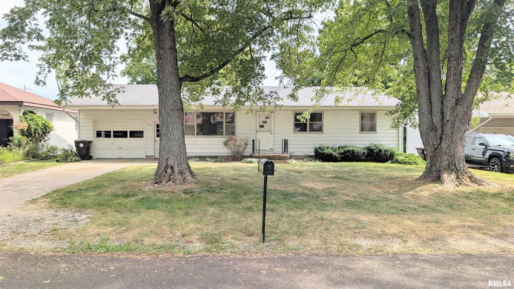 Illinois house under 150K Mackinaw