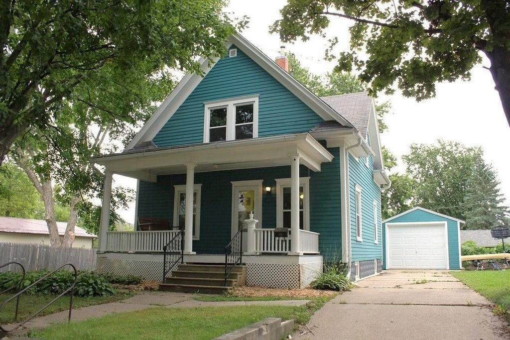Charles City Iowa housing under 150000
