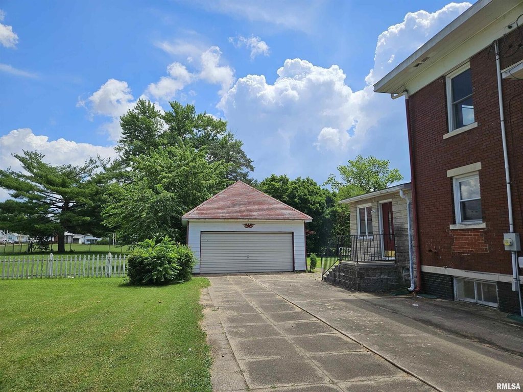 Lawrenceville house under 150K Illinois
