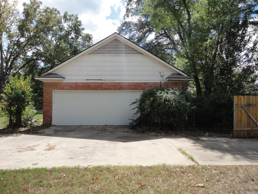 Pine Bluff Arkansas under 150,000 home