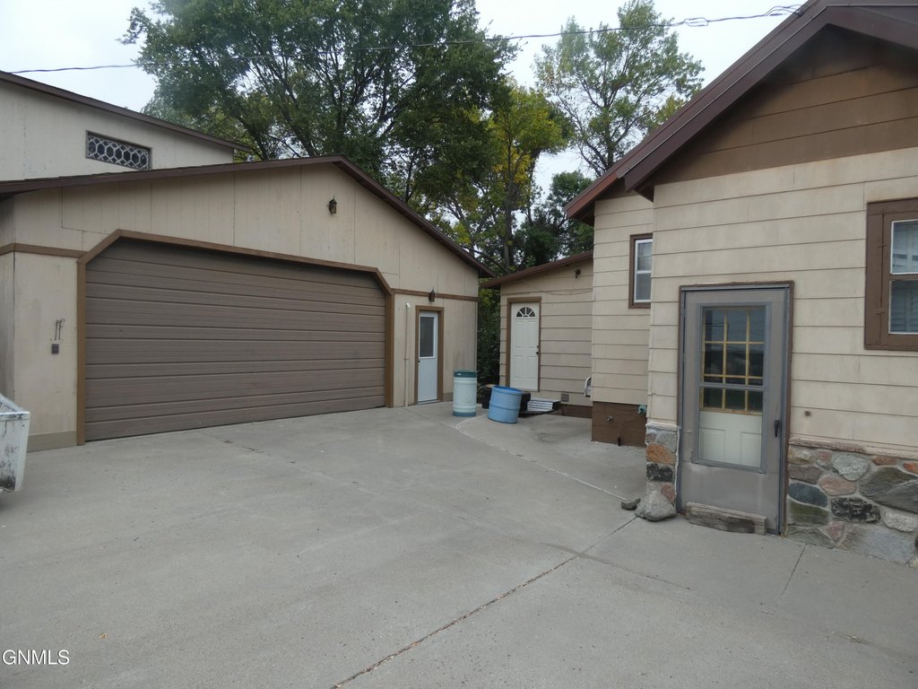 Strasburg North Dakota under 150,000 home