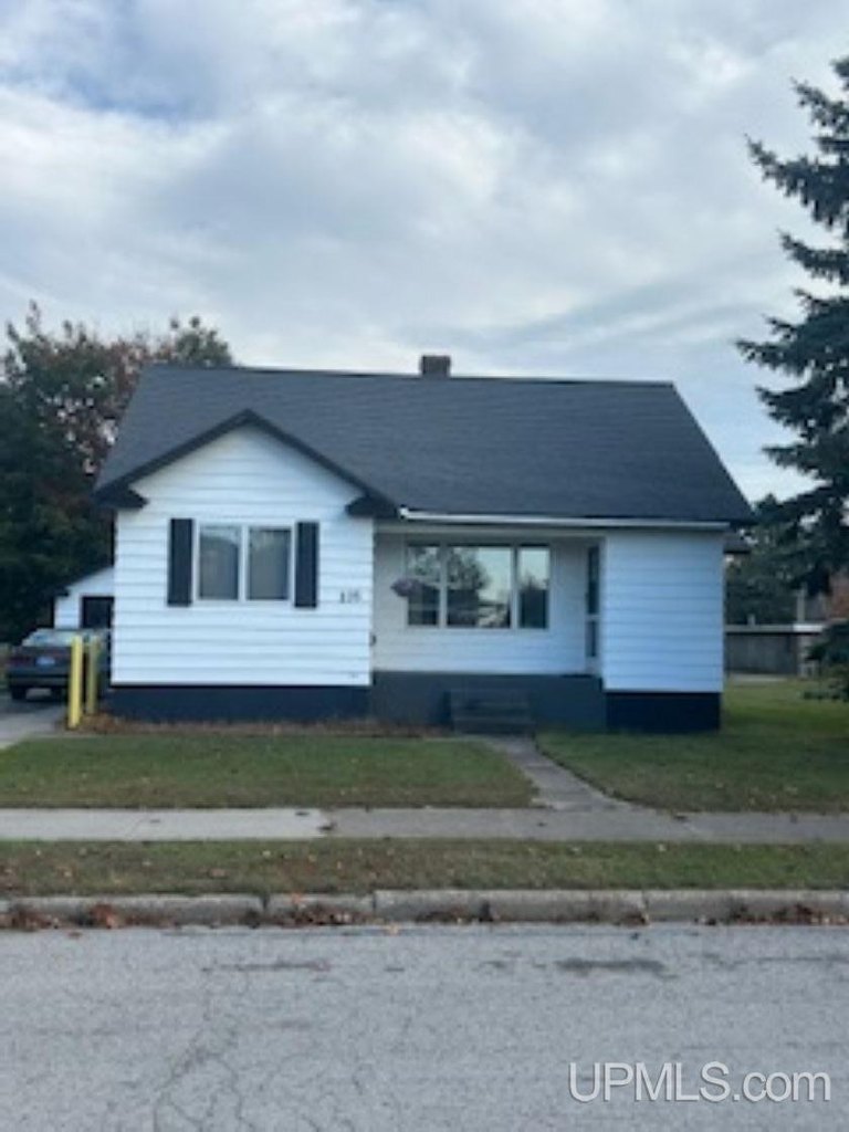 Escanaba Michigan housing under 150000