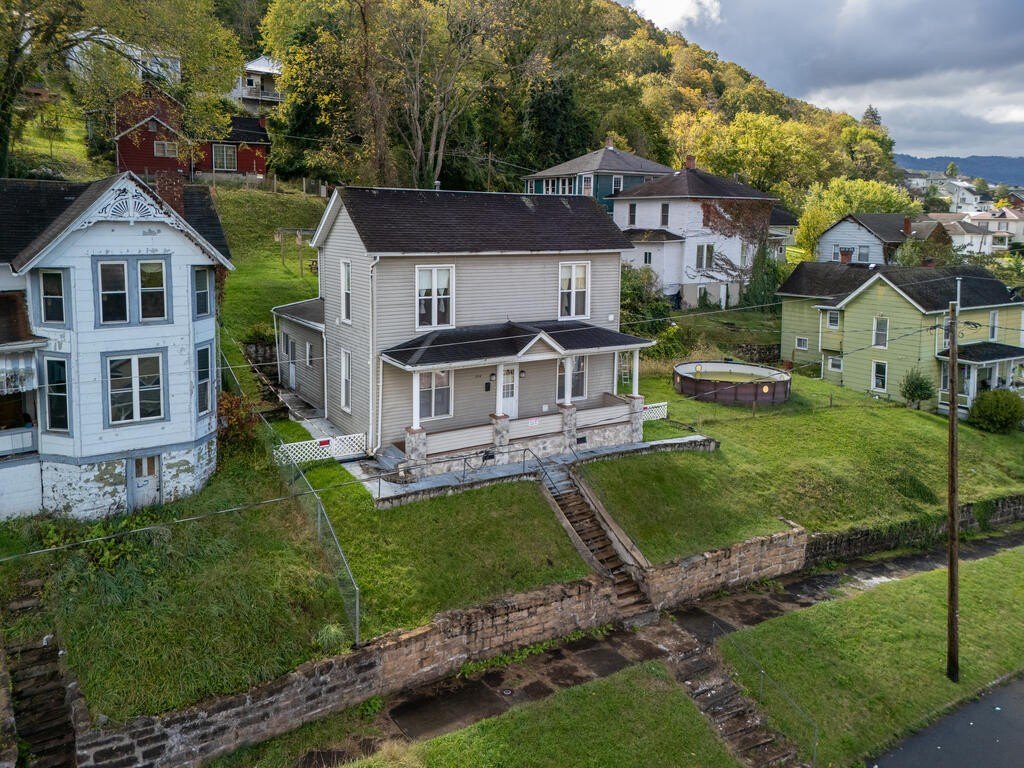 Hinton West Virginia home under 150000