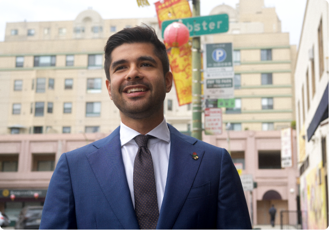 Foto de Nate Adams sonriendo en las calles del barrio chino de Oakland.
