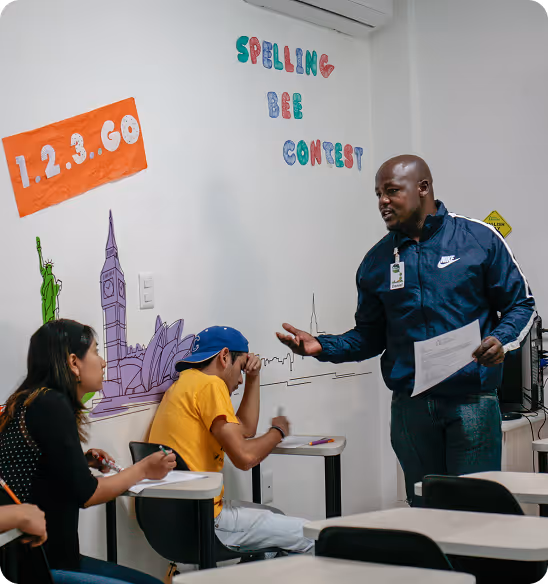 Instructor de Inglés Individual guiando una práctica en grupo