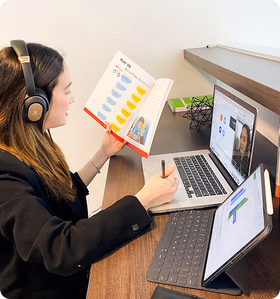Alumna de Inglés Individual participando en una práctica en línea