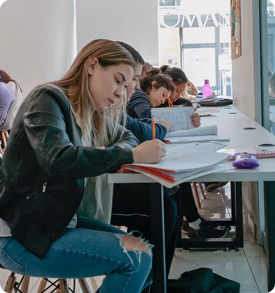 Alumna de Inglés Individual resolviendo ejercicios durante una práctica