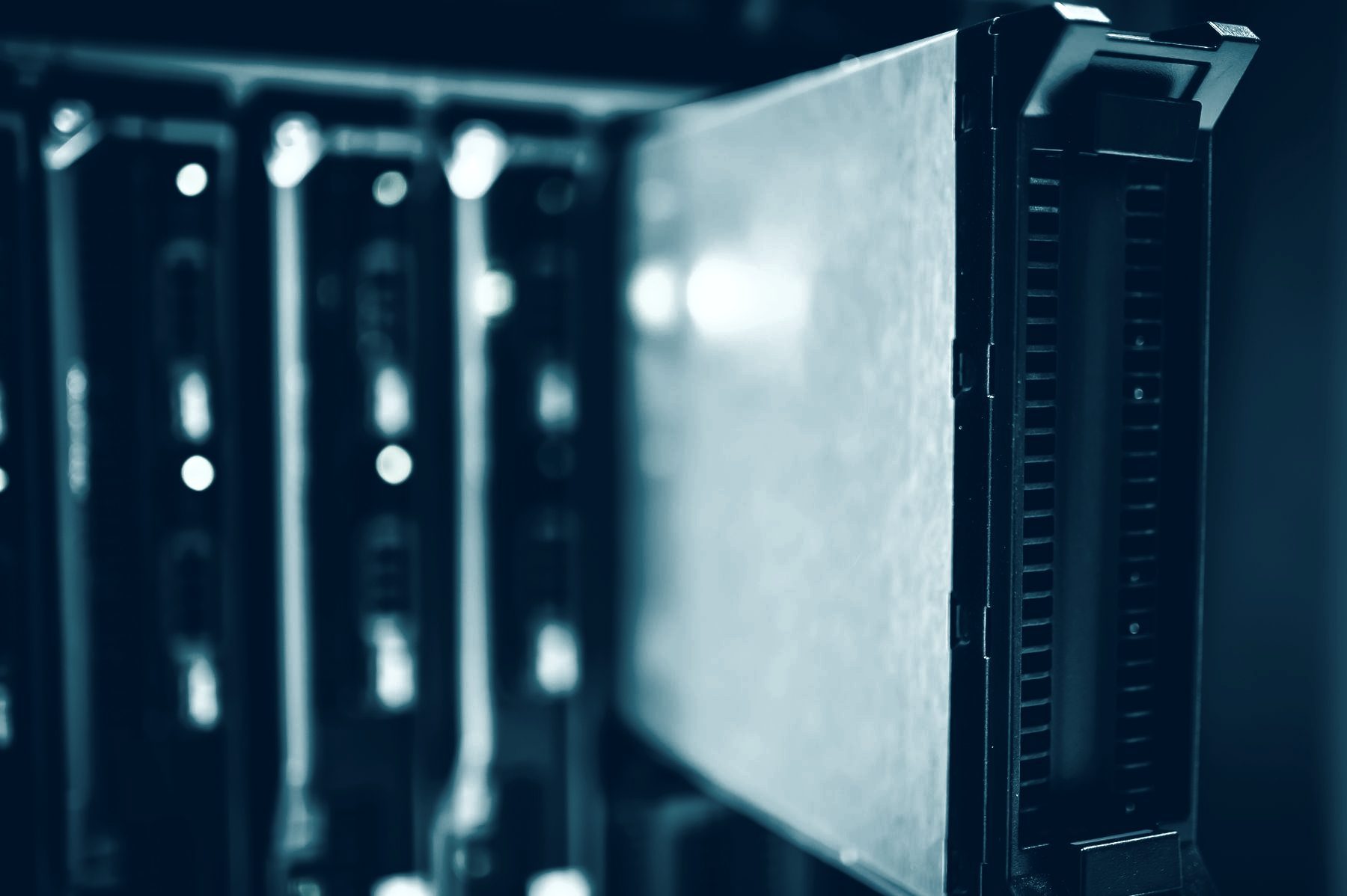 Serverschränke in einem Rechenzentrum, sinnbildlich für lizenzpflichtige Serverumgebungen