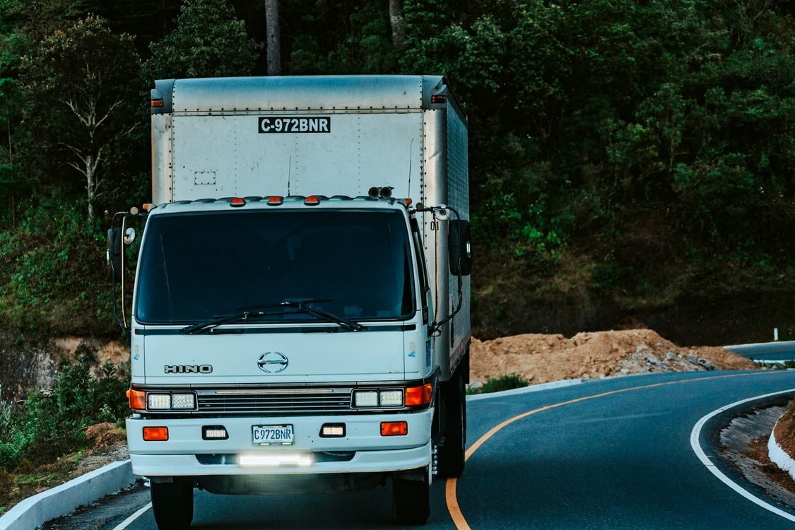 Camión de carga en carretera de montaña