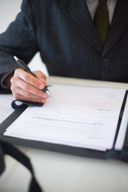 Ejecutivo firmando un contrato de cotización