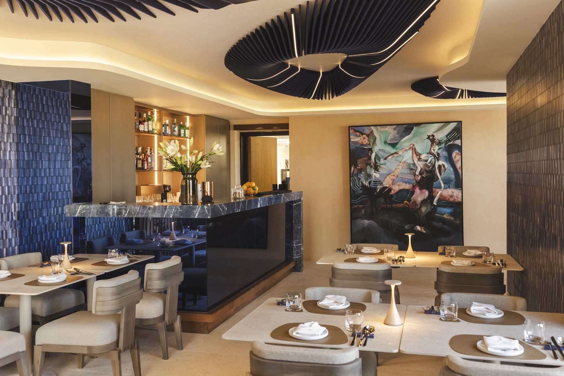 Anaalā dining room with the marble bar, sculptural ceiling and table lamps