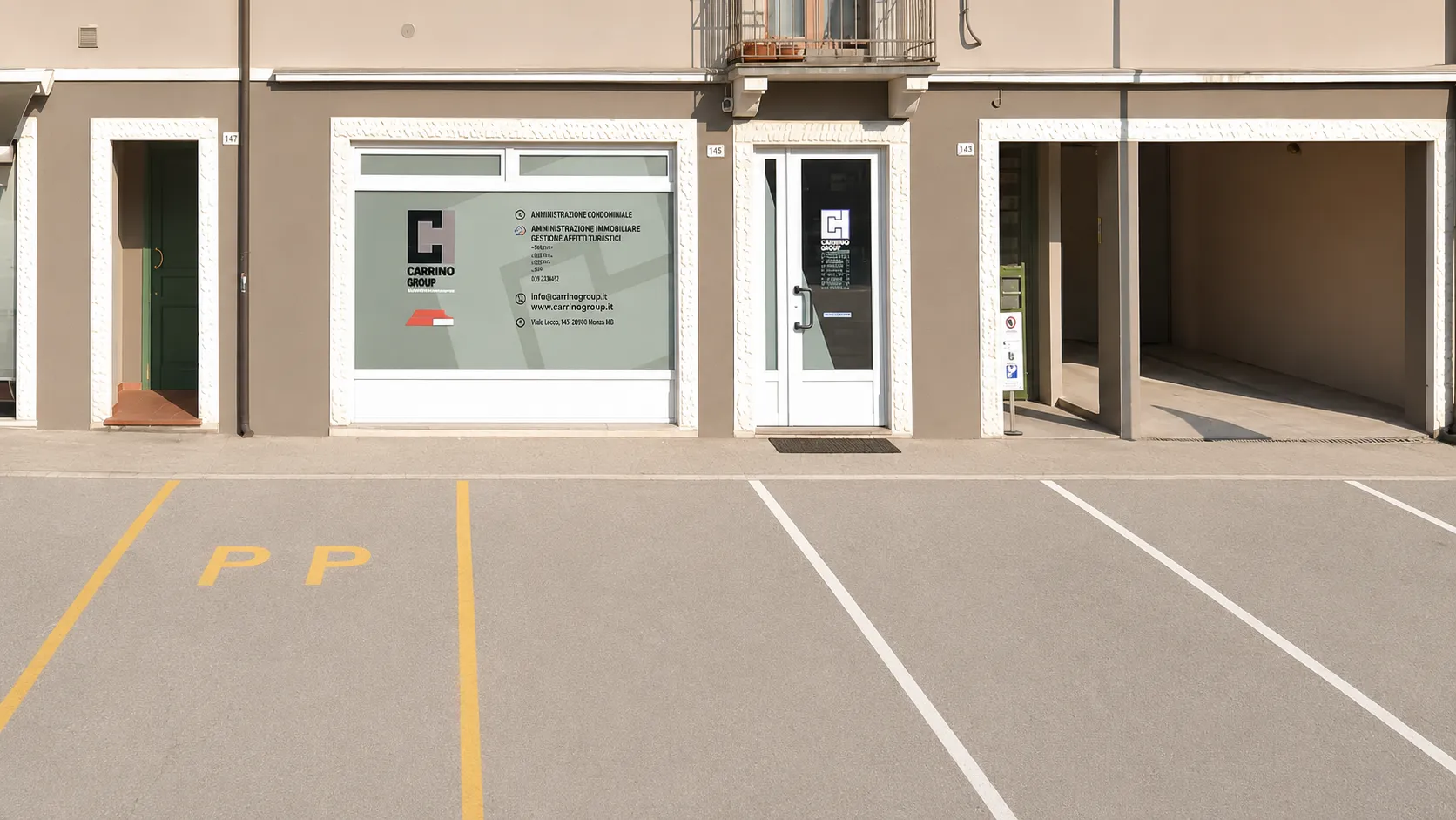 Vetrina di un negozio vista dalla strada, con i posti auto davanti all'ingresso