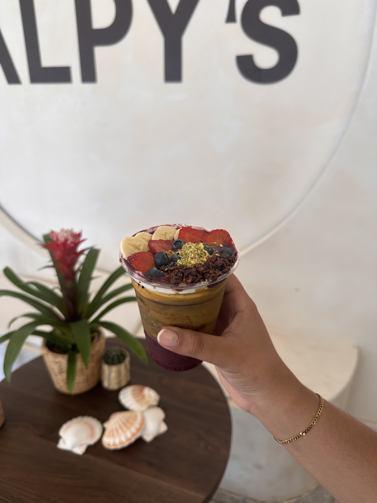 Bowl to go vor dem ALPY'S Schriftzug