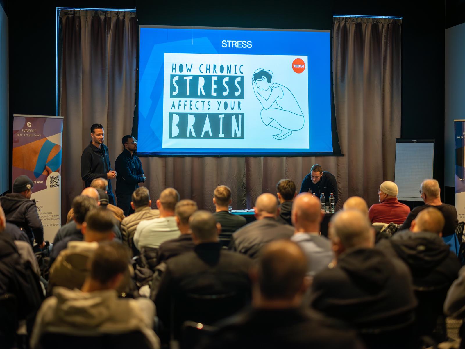 Kennissessie over stress voor een volle zaal medewerkers