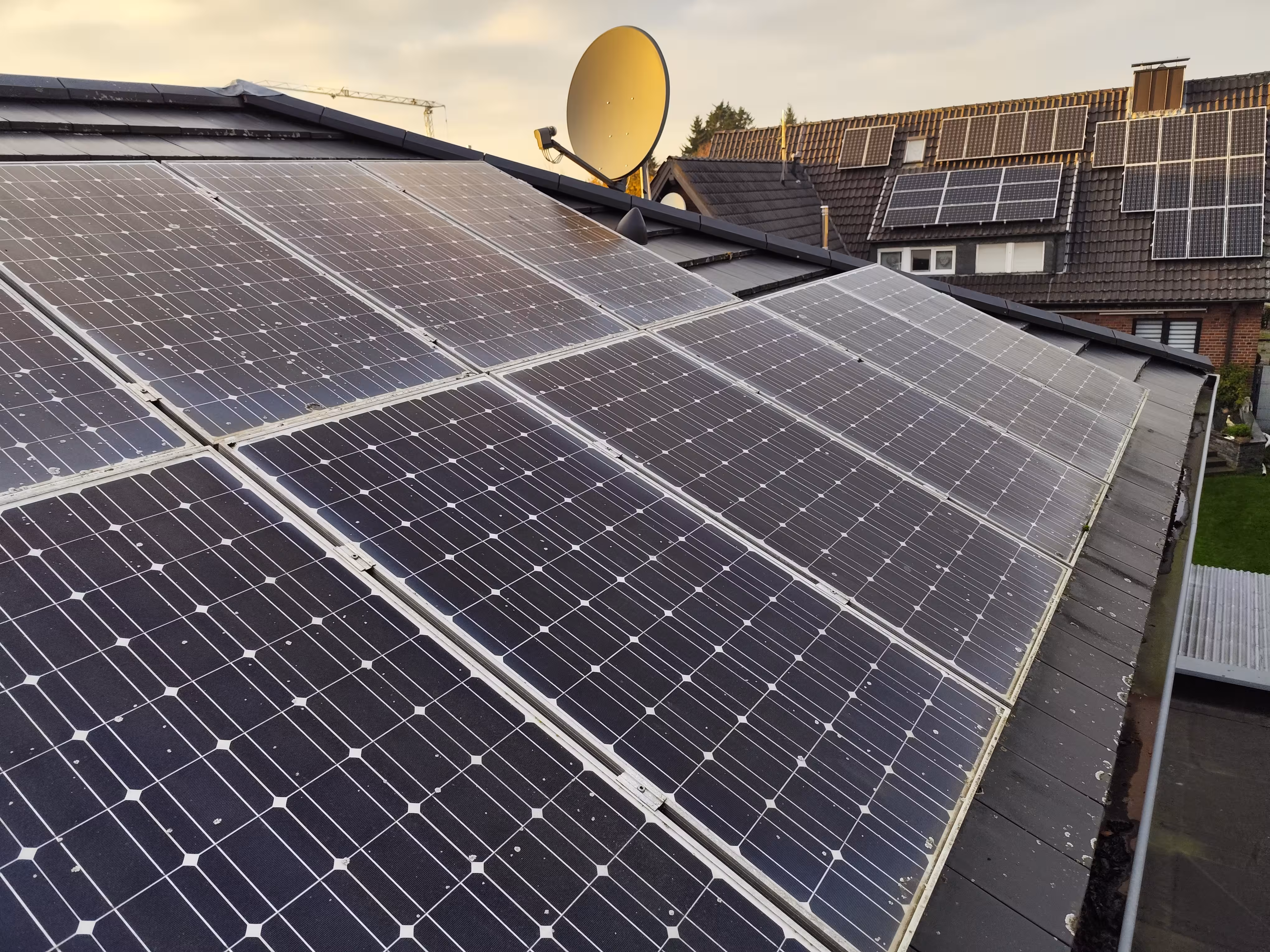 Dreckige Solaranlage wird professionell gereinigt