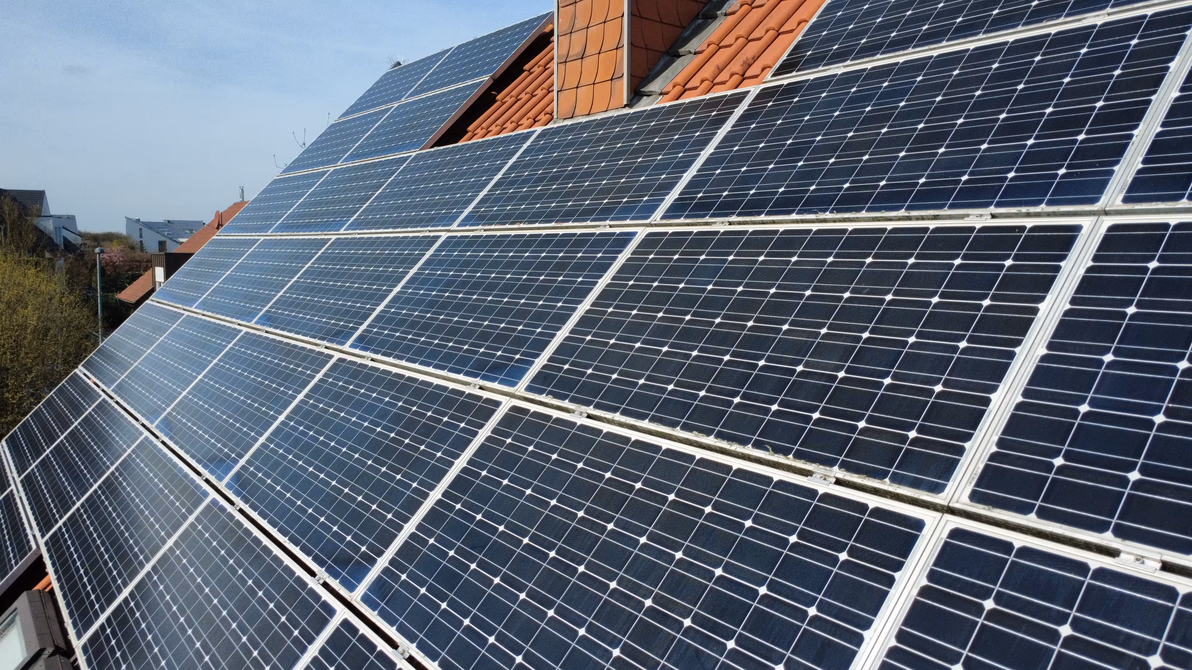 Professionell gereinigte Solaranlage auf einem Einfamilienhaus in Rheine