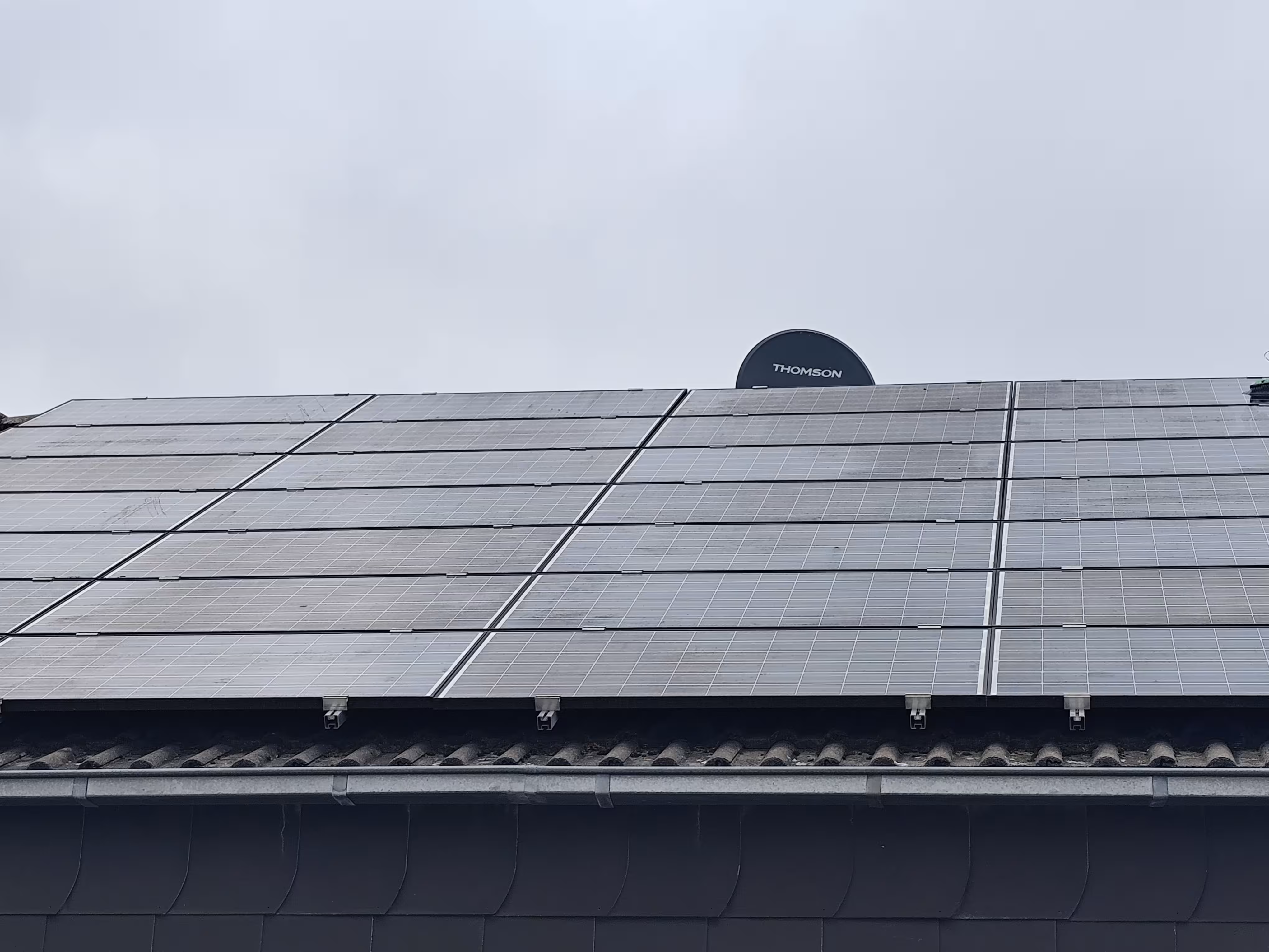 Dreckige Solaranlage von einem Einfamilienhaus wird professionell gereinigt