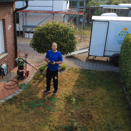 Vitali Fischer Solar reinigt eine Solaranlage professionell und mit einer Drohne