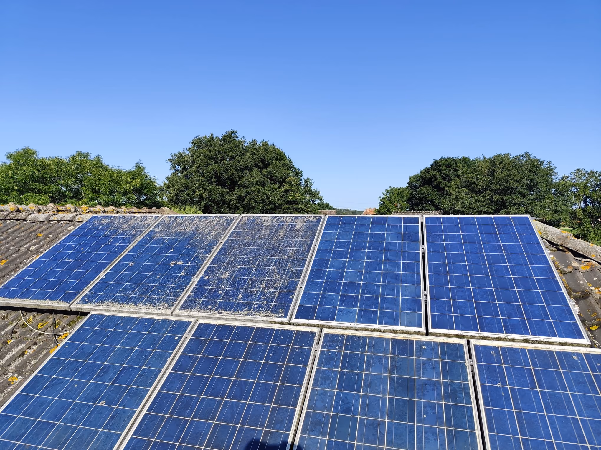 Dreckige Solaranlage wird professionell gereinigt