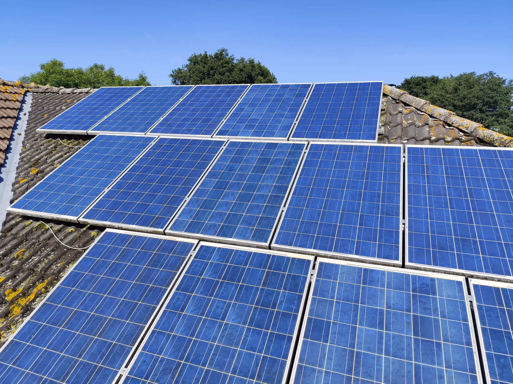 Saubere Solaranlage auf einem Dach fördert volle Leistung