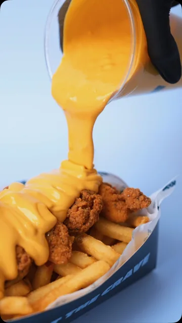 Caught ourselves in a cheesyyyyyyyy situation. 🧀😮‍💨   Crispy tenders, golden fri…