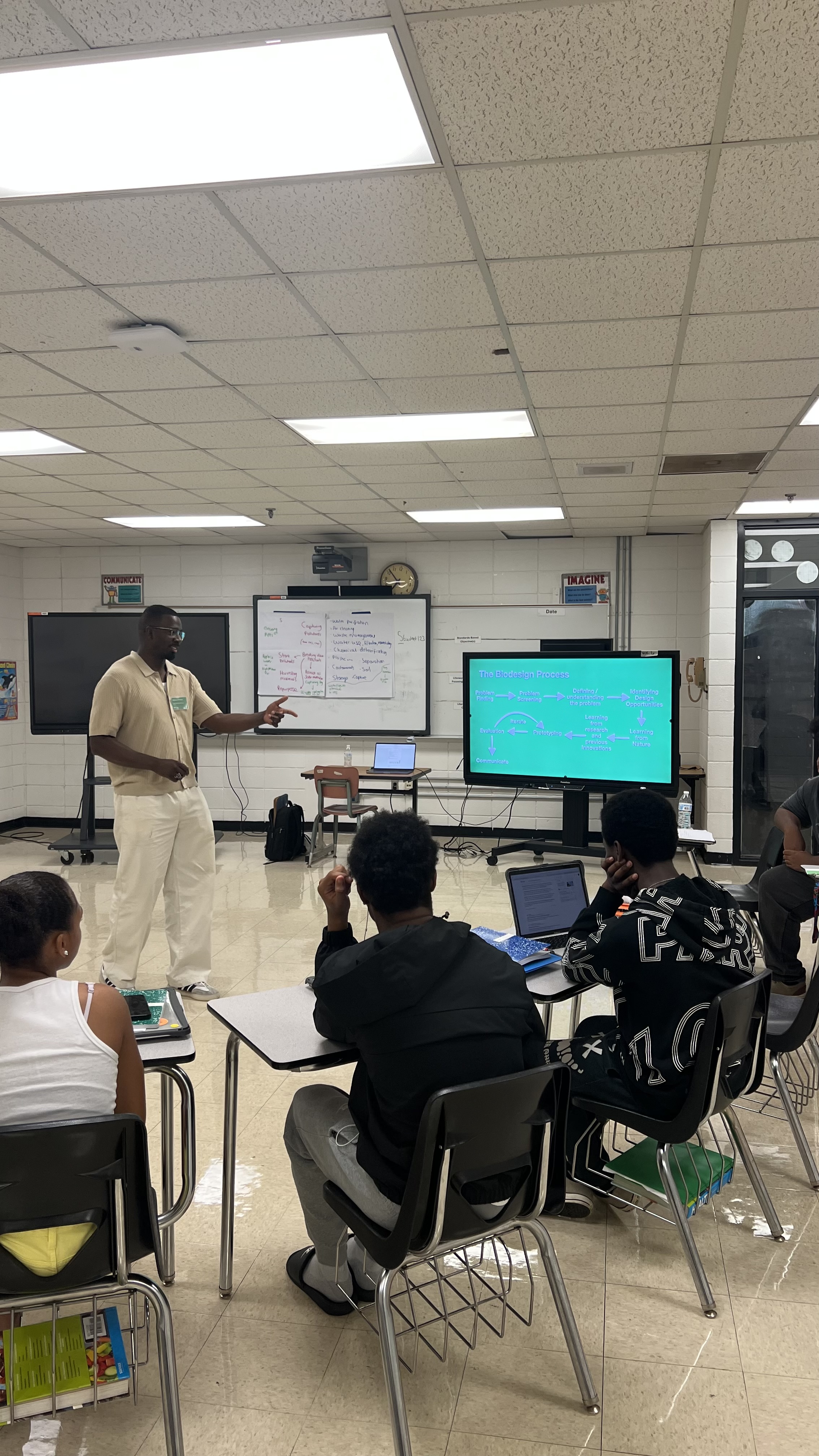 KeShaun Pearson talking to young scientists about the Biodesign process