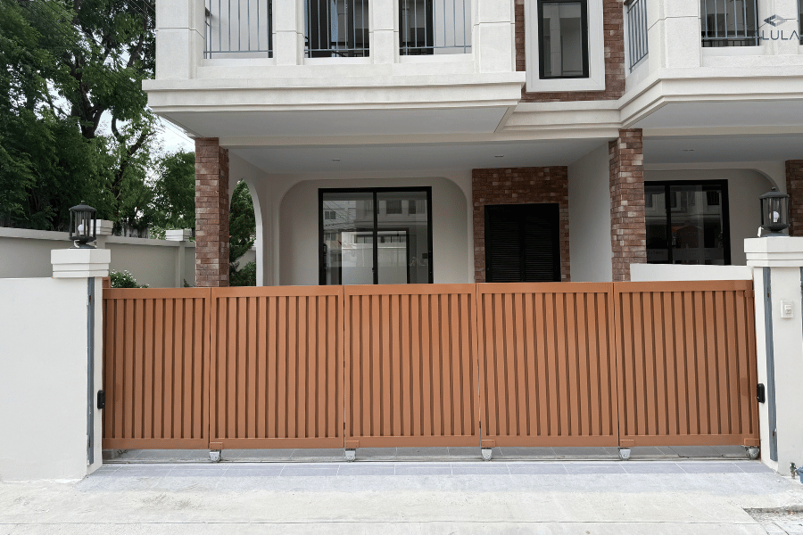 ประตูรั้วโครงการ สีน้ำตาล