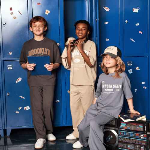 3 enfants dans une salle avec des casiers