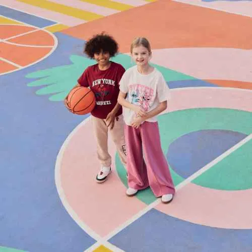 2 enfants sur un terrain de sport