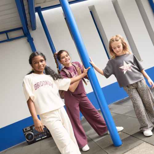 3 enfants dans une cour