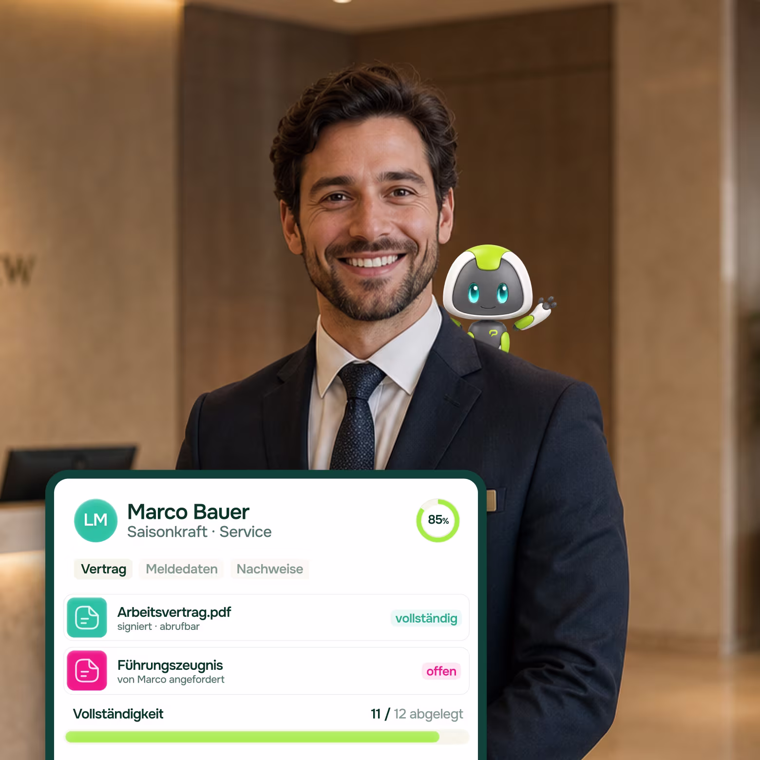 Lächelnder Mann im Anzug an einer Hotelrezeption. Eingeblendet eine App-Ansicht: Marco Bauer, Saisonkraft im Service, mit den Reitern Vertrag, Meldedaten und Nachweise. Dokumente Arbeitsvertrag.pdf vollständig und Führungszeugnis offen, Vollständigkeit 11 von 12 abgelegt.