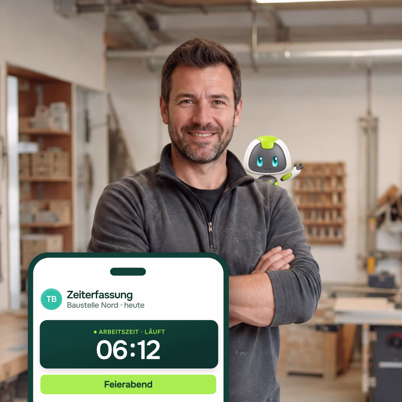 Lächelnder Mann im grauen Pullover mit verschränkten Armen in einer Werkstatt. Eingeblendet eine App-Ansicht zur Zeiterfassung: Baustelle Nord, heute, laufende Arbeitszeit 06:12 und grüner Button Feierabend.