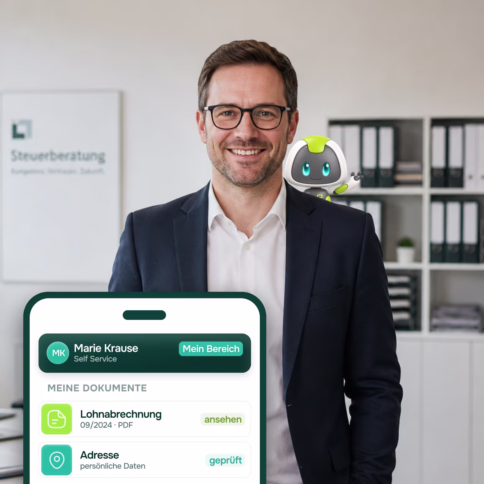 Lächelnder Mann mit Brille im Anzug in einem Steuerberatungsbüro mit Aktenordnern. Eingeblendet eine App-Ansicht: Marie Krause, Self Service, Bereich Meine Dokumente mit Lohnabrechnung 09/2024 als PDF zum Ansehen und geprüfter Adresse.