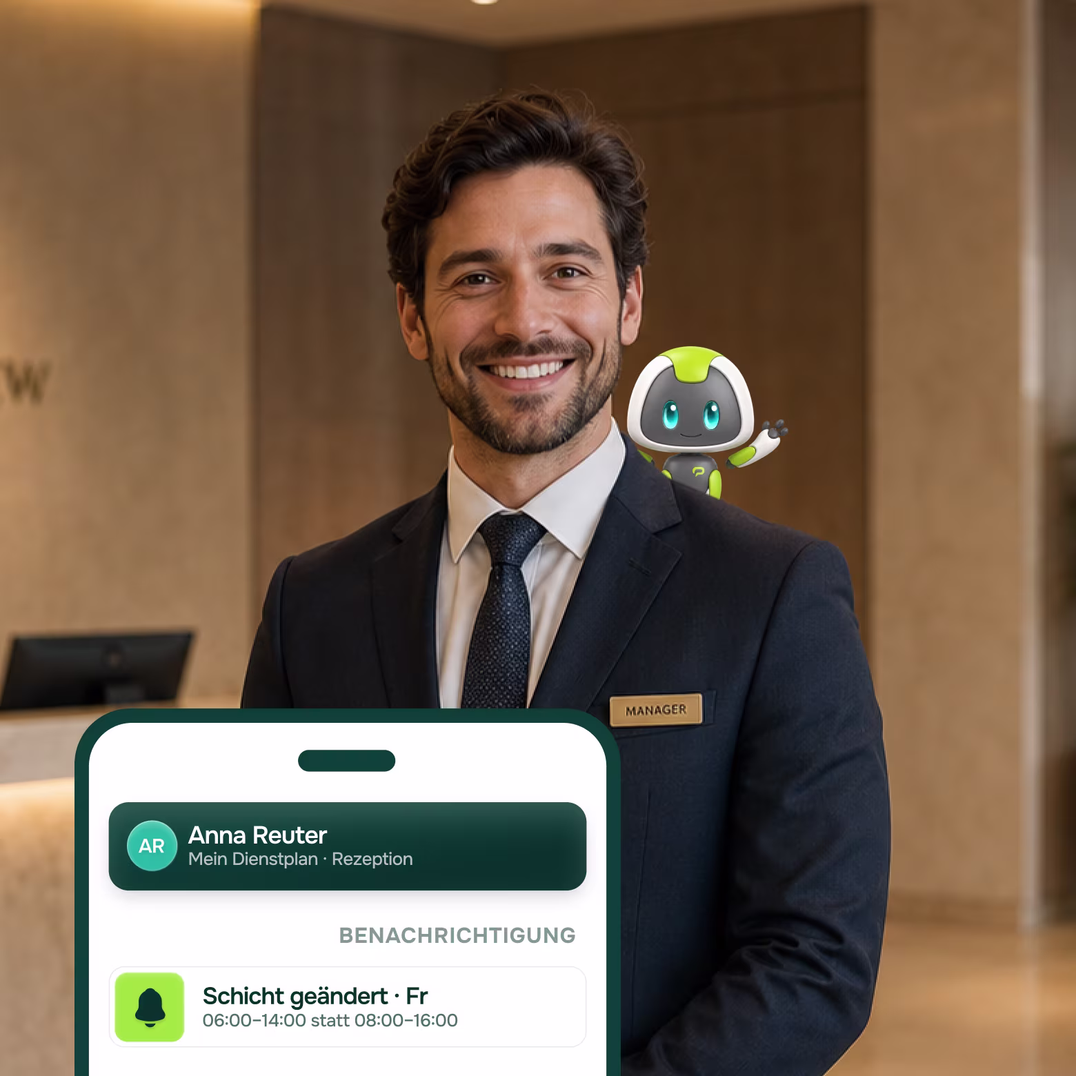 Lächelnder Mann im Anzug an einer Hotelrezeption. Eingeblendet eine App-Ansicht: Marco Bauer, Saisonkraft im Service, mit den Reitern Vertrag, Meldedaten und Nachweise. Dokumente Arbeitsvertrag.pdf vollständig und Führungszeugnis offen, Vollständigkeit 11 von 12 abgelegt.