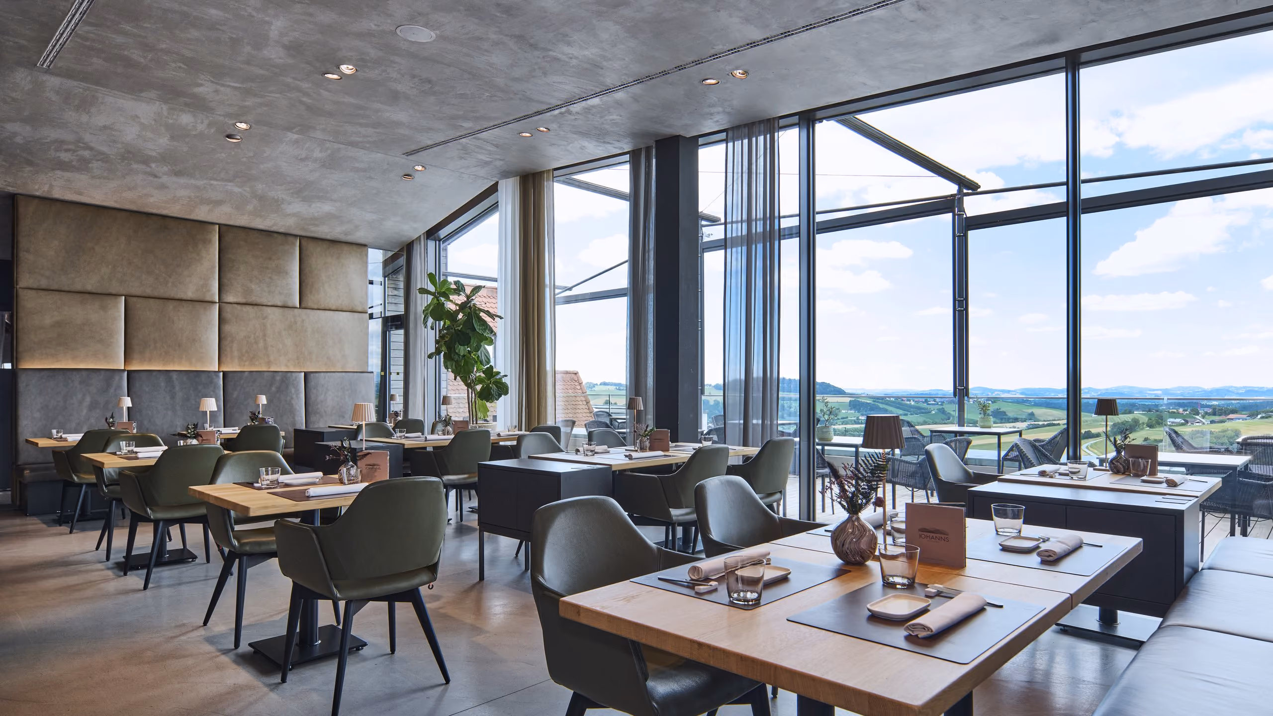 Gastraum des Restaurants JOHANNS mit Panoramafenstern und Blick über den Bayerischen Wald