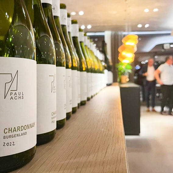 Reihe von Weinflaschen auf der Theke – Winzerabende im Restaurant JOHANNS