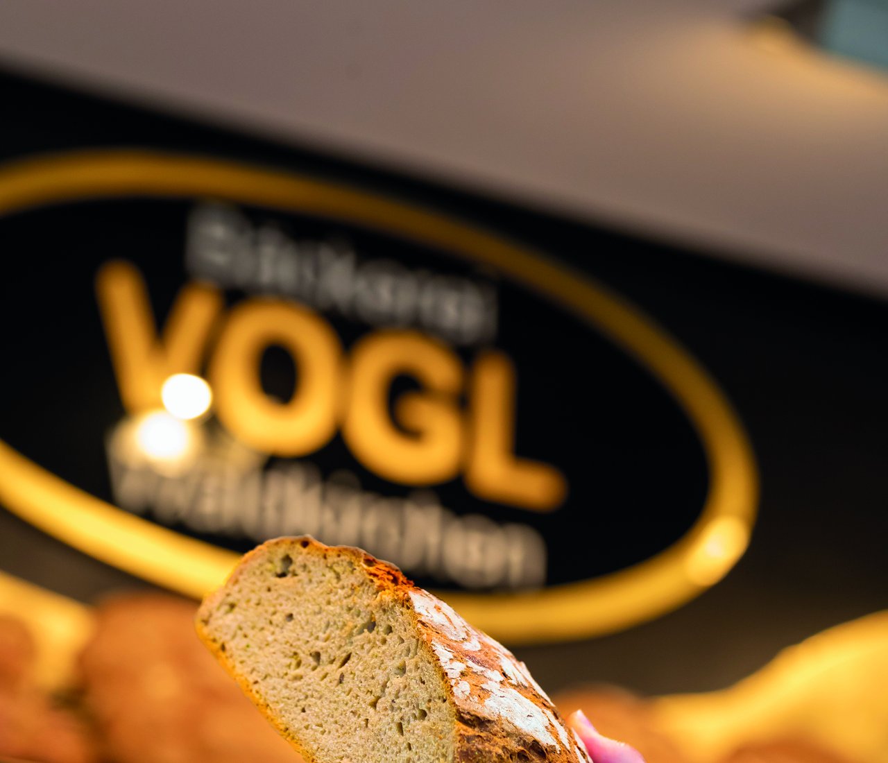Frisch gebackenes Brot vor dem Schild der Bäckerei Vogl in Waldkirchen