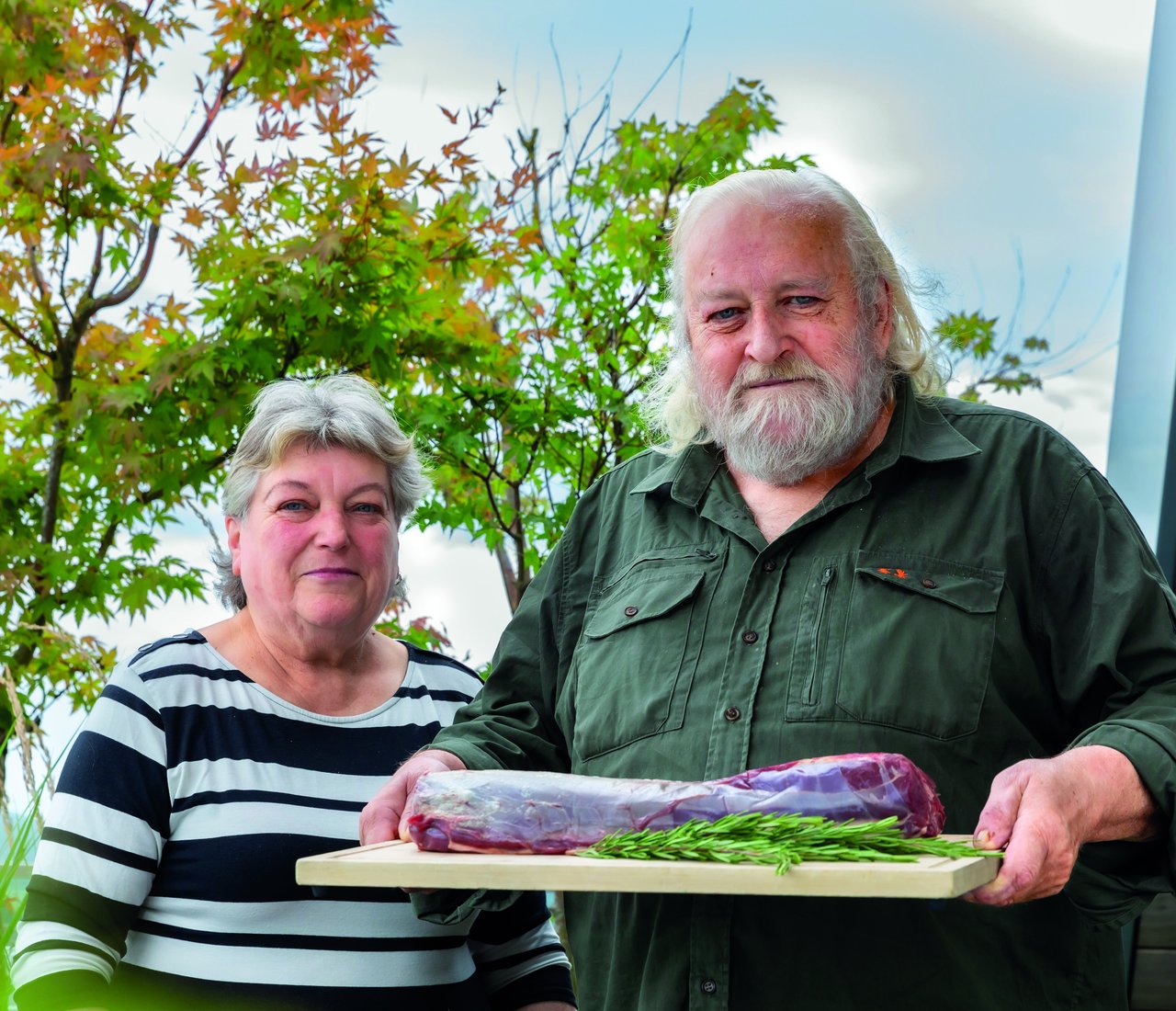 Franz und Maria Donnerbauer mit einem Stück Wildfleisch auf dem Brett