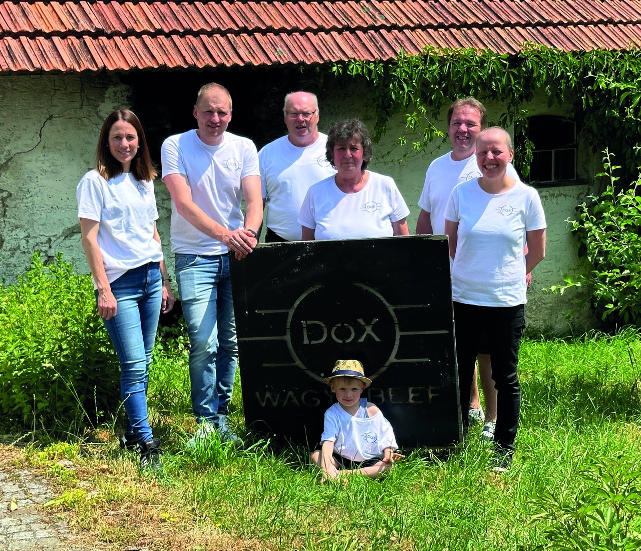Familie König vom Dox Hof vor ihrem Hof mit dem DoX-Wagyu-Schild