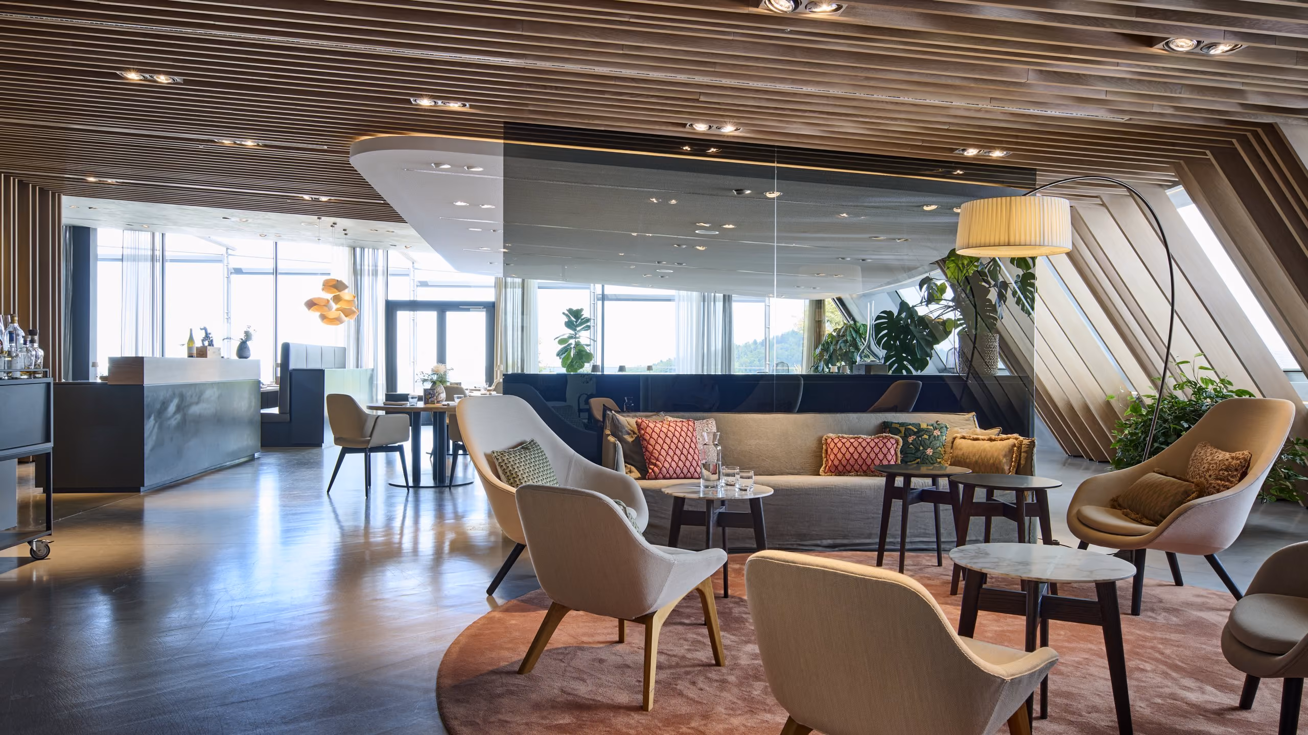 Lounge-Bereich des Restaurant JOHANNS mit Sesseln und Holzdecke