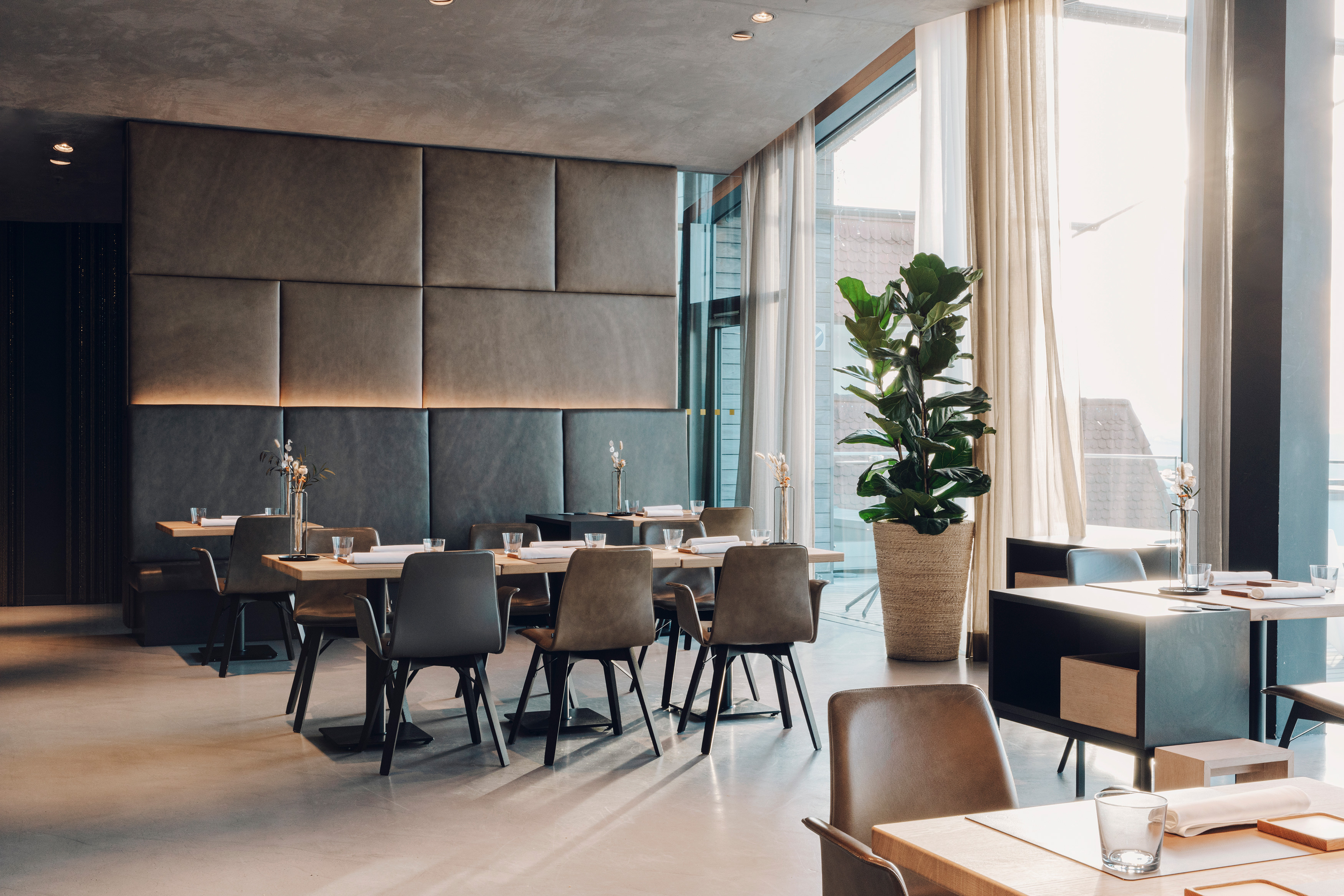 Gastraum des Restaurant JOHANNS mit Panoramablick über den Bayerischen Wald