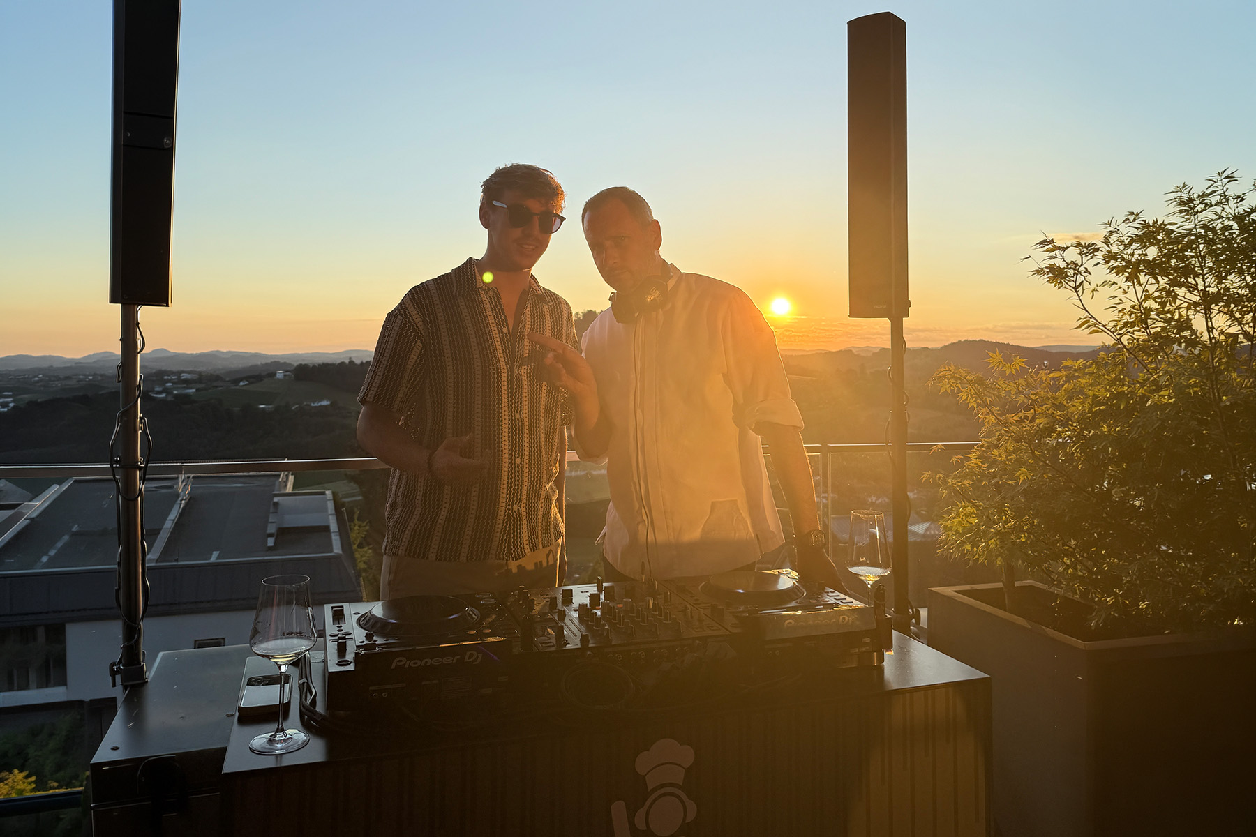 Gastraum des Restaurants JOHANNS mit runden Tischen und schrägen Fensterlamellen – JOHANNS Sommerfest