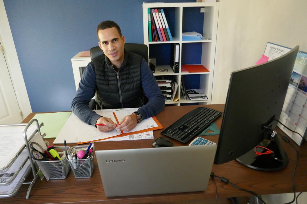 Christian Charbonne, fondateur de M2C Fermetures, a son bureau devant les plans d un projet