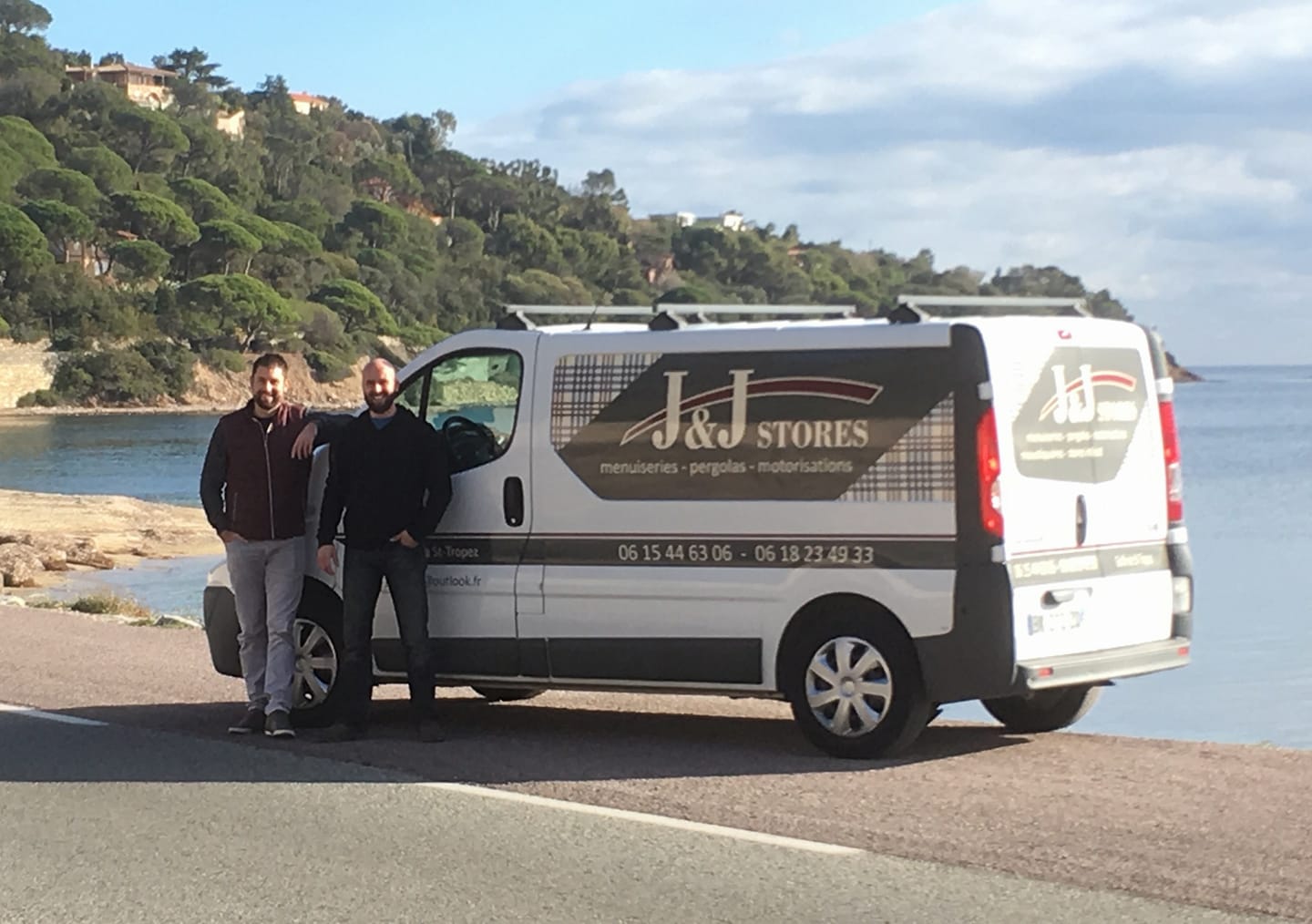 Les deux dirigeants de J&J Stores devant leur camionnette floquée, au bord de la mer