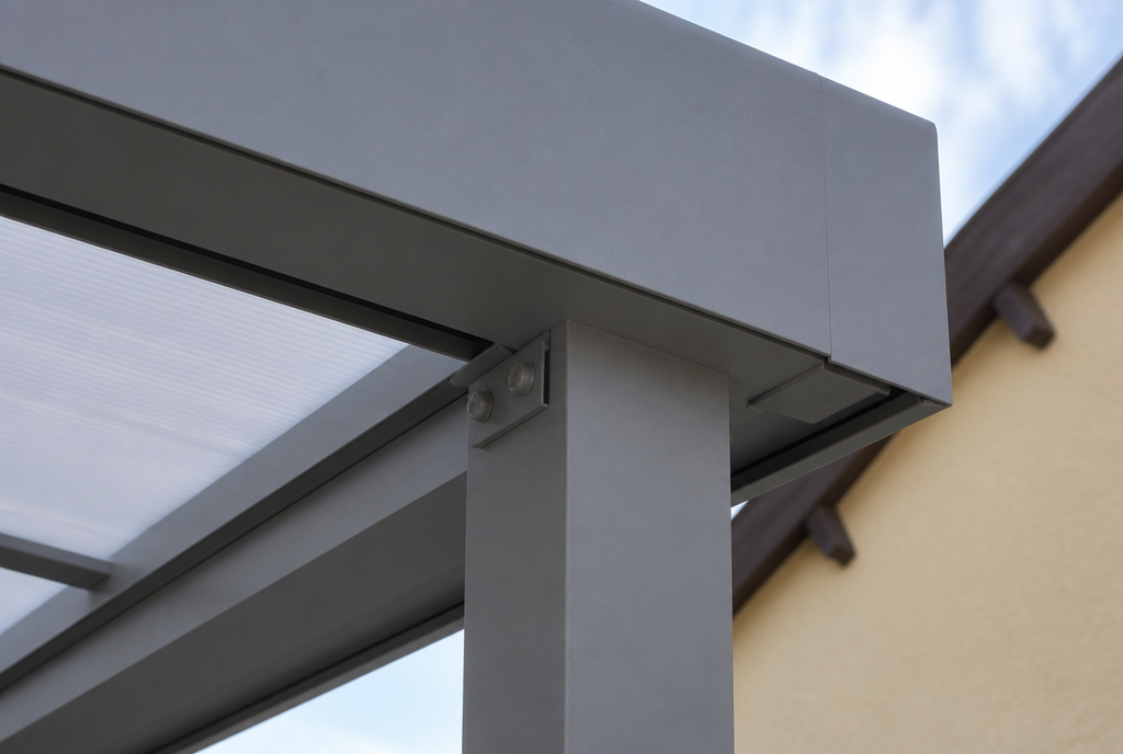 Détail rapproché de la jonction poteau, poutre et panneau polycarbonate du carport
