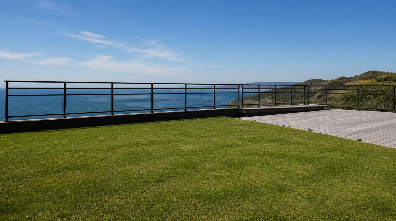 Garde-corps noir en bord de terrasse face à la mer, vue panoramique dégagée
