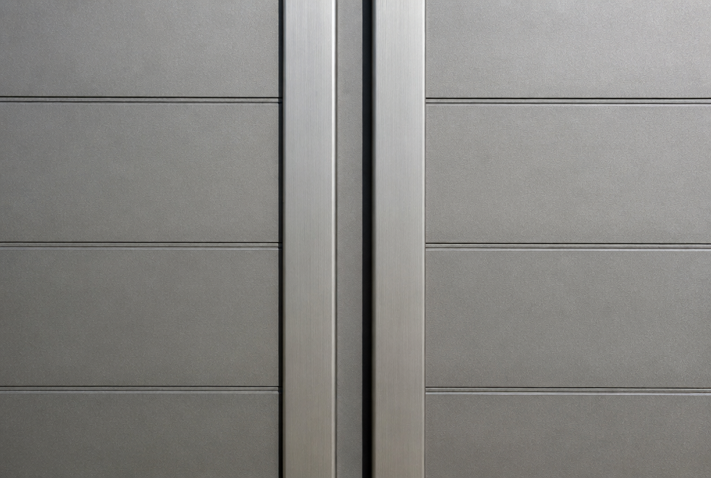 Detail des lames horizontales et des deux montants centraux du portail en aluminium gris