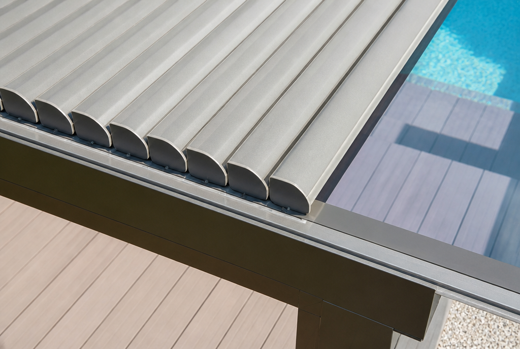 Gros plan sur les lames retractables grises empilees et leur rail de guidage aluminium